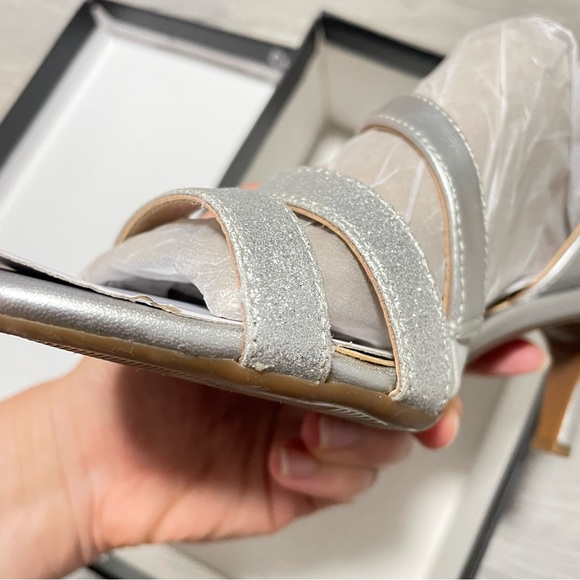 ❌SOLD❌NATURALIZER Women’s Brenta Heeled Open Toe Sandals Size 8 Silver - Picture 7 of 8